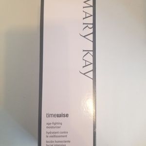 Mary Kay Age Fighting Mousturizer